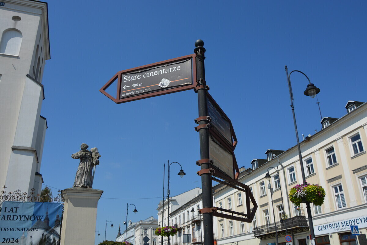 Drogowskazy turystyczne w Piotrkowie prowadzą na manowce