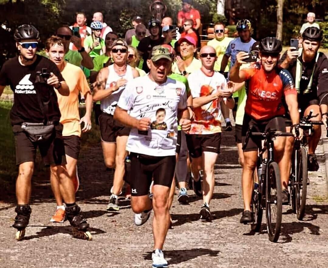 Biegnie przez Polskę dla syna. Wkrótce dotrze do nas