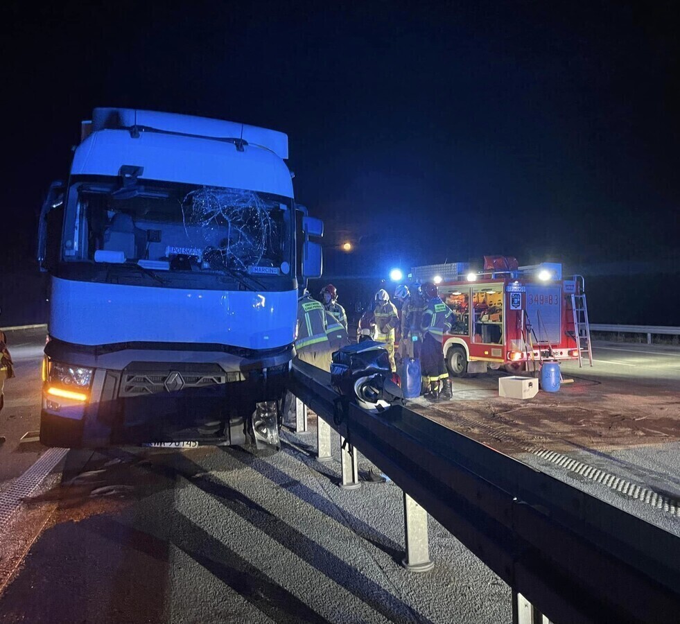 Ciężarówka uderzyła w bariery. Strażacy zabezpieczyli wyciek paliwa