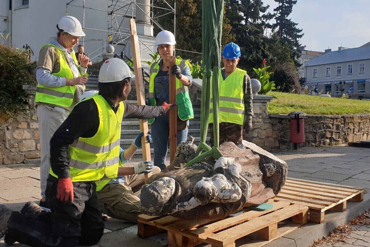 Figura św. Antoniego zdjęta z cokołu Zdjęcia Film