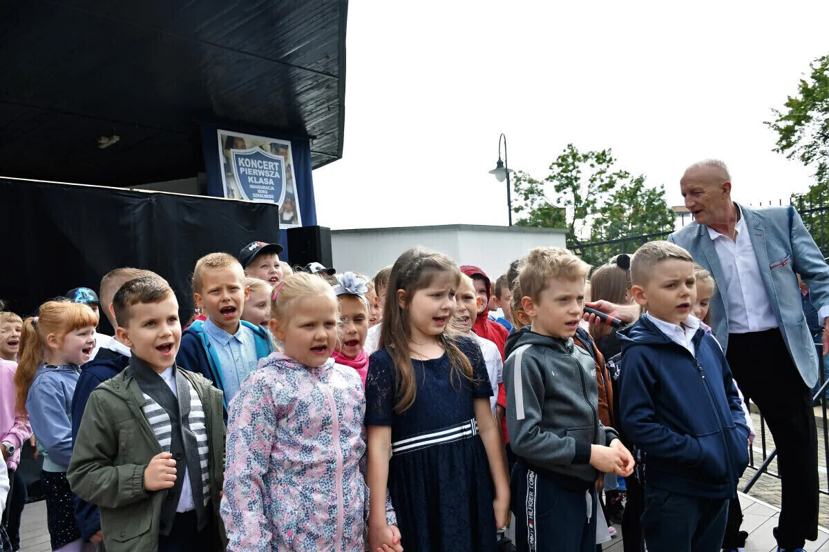 Ślubowanie i koncert Stwora Głodomora dla pierwszoklasistów
