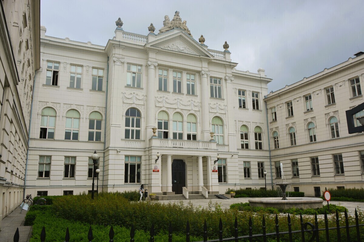 Kolejki przed sądem w Piotrkowie. Nauczyciele śpieszą się przed wrześniem