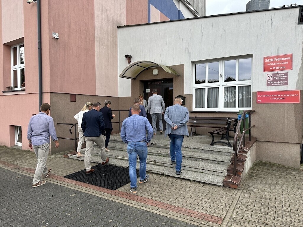 Radni obejrzeli szkoły