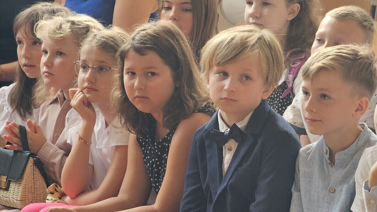 Uczniowie wracają do szkół. Pierwszy dzwonek zabrzmiał w SP 16 w Piotrkowie