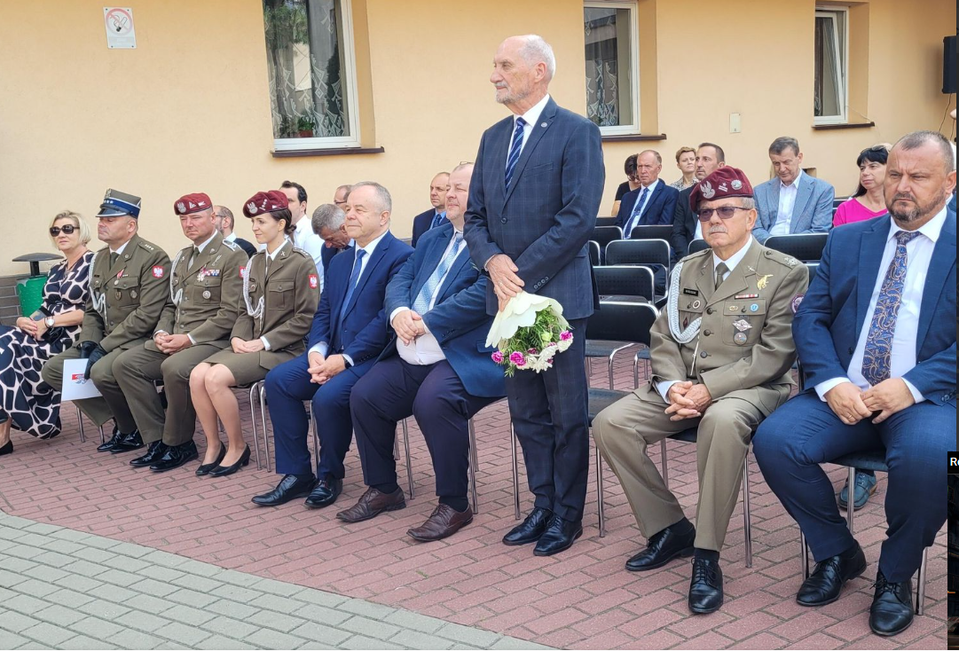 Macierewicz do uczniów o zbrodni smoleńskiej. Kuratorium reaguje