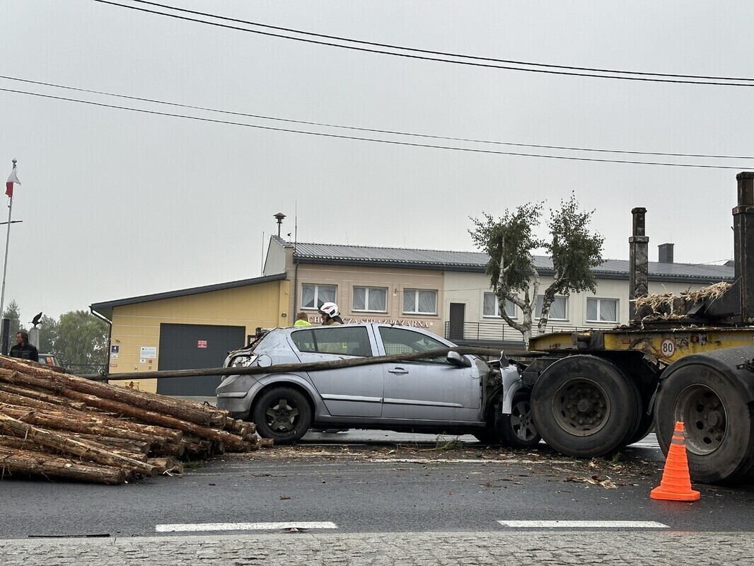 Groźny wypadek w Gomulinie. Z ciężarówki na samochody wypadły bale drewna