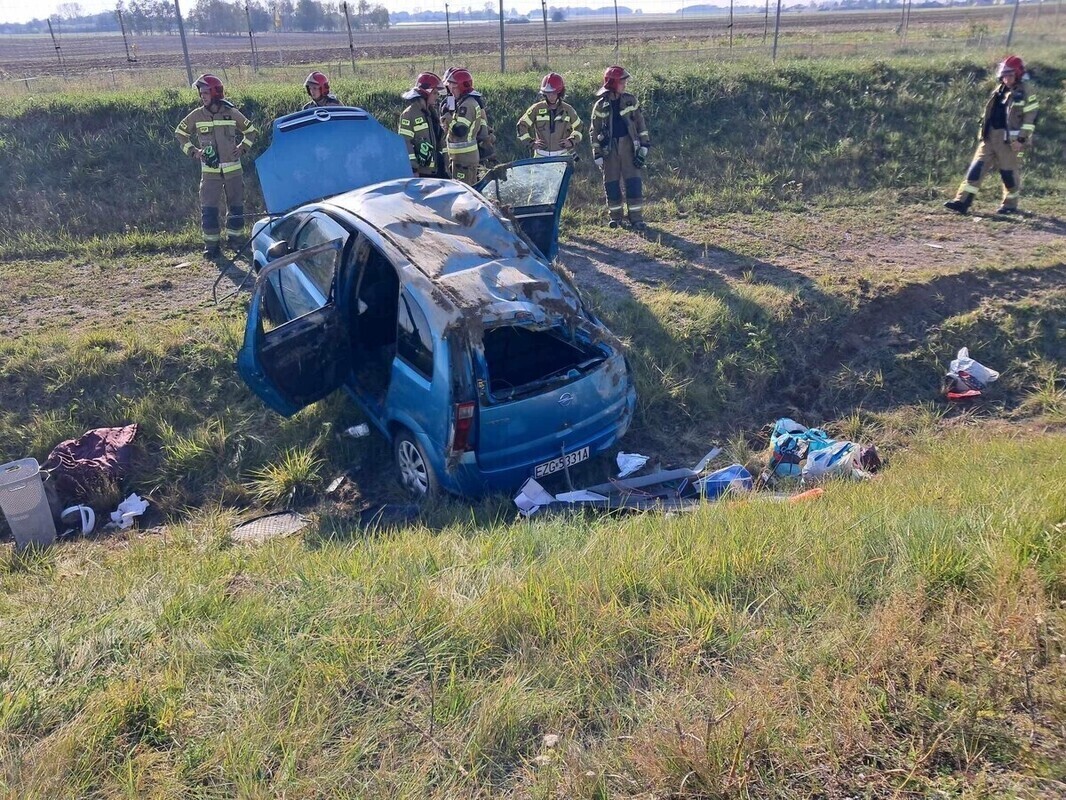 Groźny wypadek na 344 kilometrze autostrady A1 w kierunku Gdańska. Dwie osoby zostały ranne