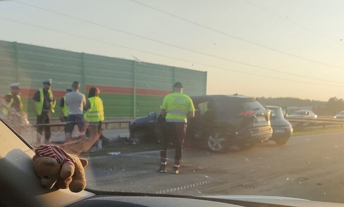 Kolizja dwóch samochodów na S8. Zablokowany lewy pas w kierunku Piotrkowa