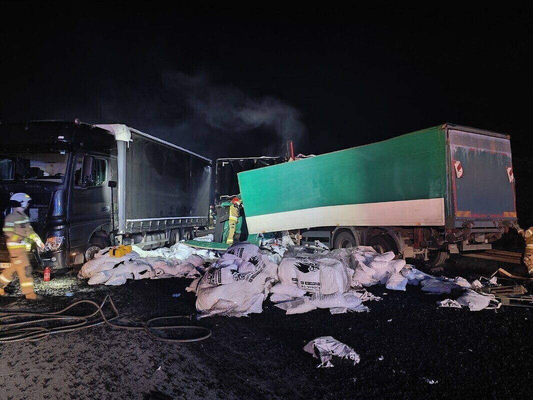 Zderzenie dwóch ciężarówek na A1. Z naczep wysypał się ładunek