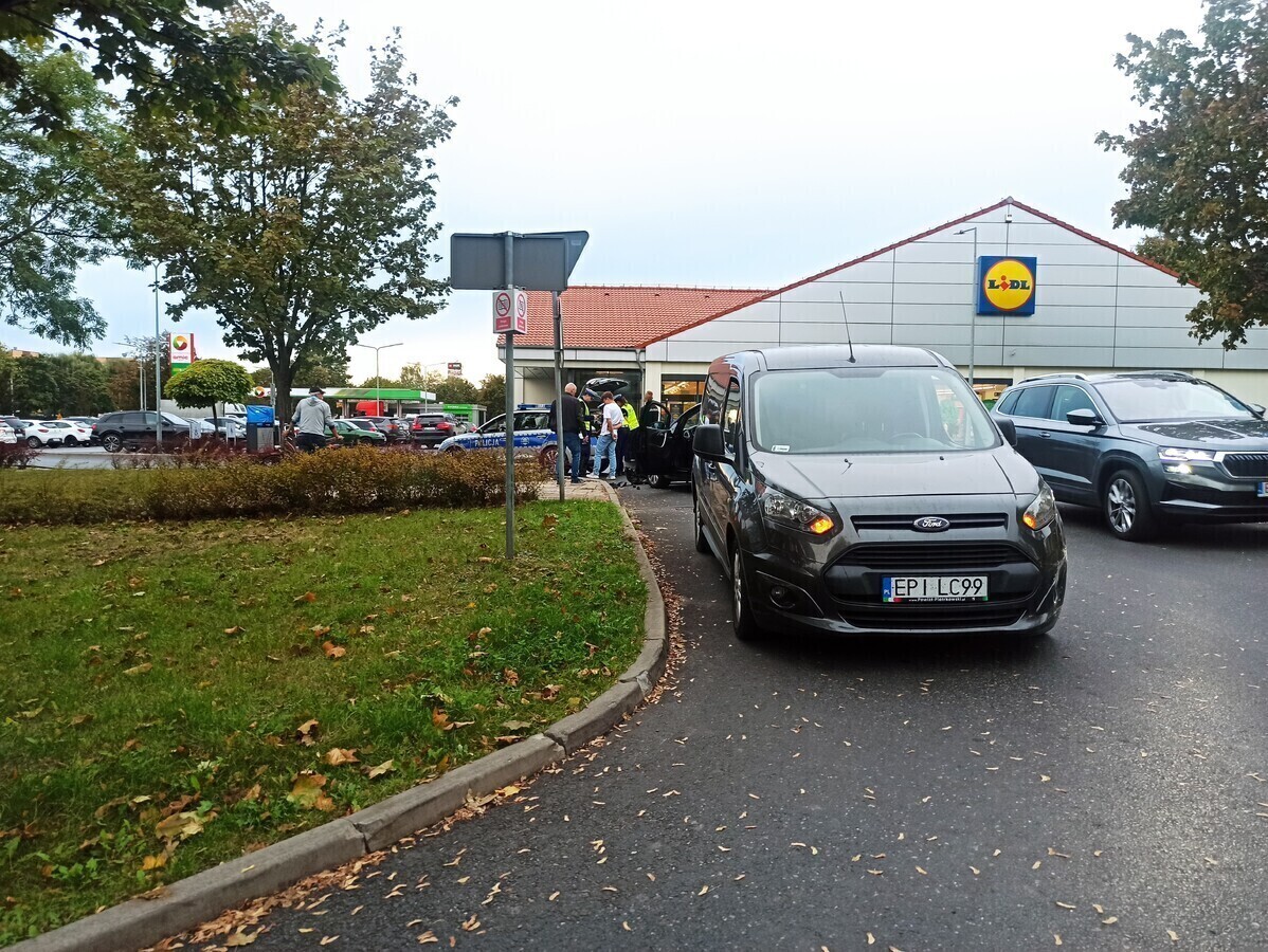 Kolejna kolizja na ulicy Kostromskiej w Piotrkowie Trybunalskim problematyczne skrzyżowanie wciąż wyzwaniem dla kierowców