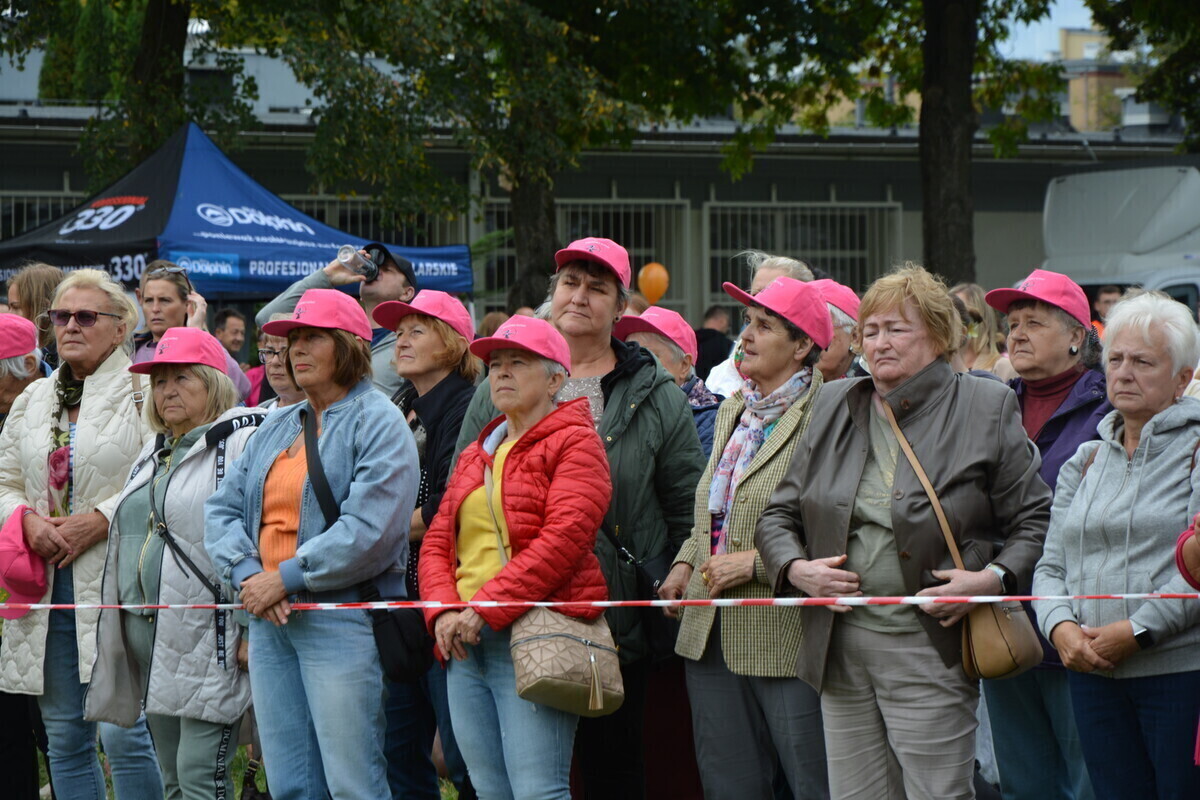 Rekord Polski w jednoczesnym samobadaniu piersi pobity 602 osoby w Piotrkowie Trybunalskim