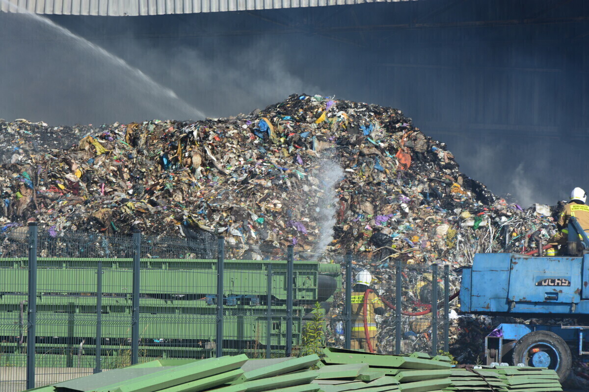 Dogaszanie pożaru wysypiska śmieci w Piotrkowie Trybunalskim strażacy opanowali sytuację
