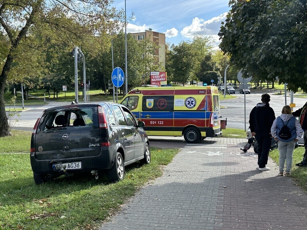 Zderzenie na skrzyżowaniu Al. Sikorskiego i Kostromskiej. Kierujący jednośladem został zabrany do szpitala