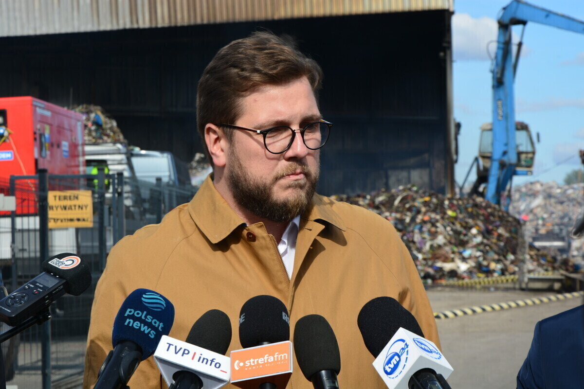Konferencja prasowa Urzędu Miasta przed sortownią śmieci