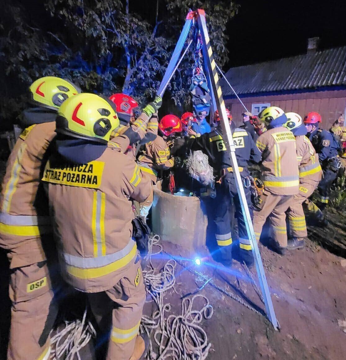 Strażacy wyciągnęli barana ze studni głębinowej FILM
