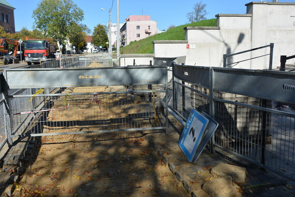 Wstrzymali prace na byłym cmentarzu. Czy potrzebna będzie ekshumacja