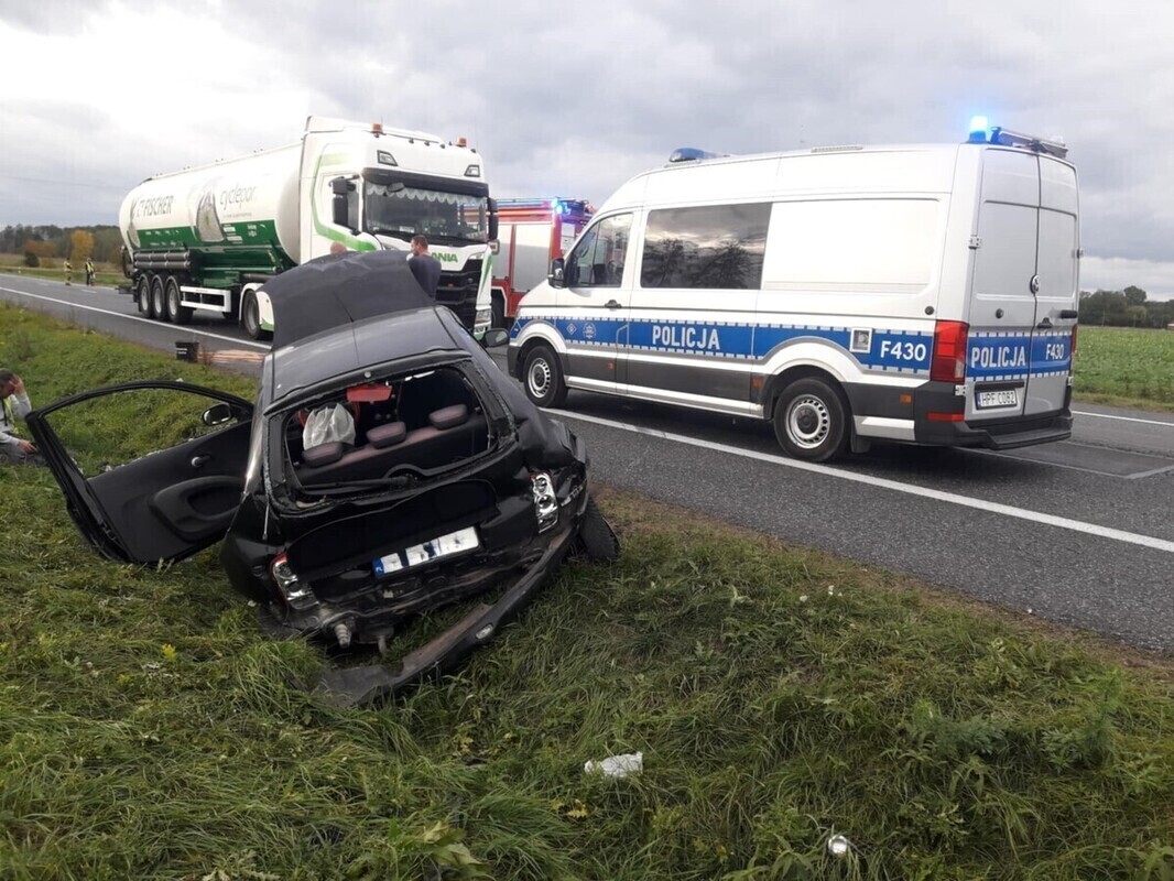 Zderzenie dwóch osobówek i ciężarówki w Gomulinie