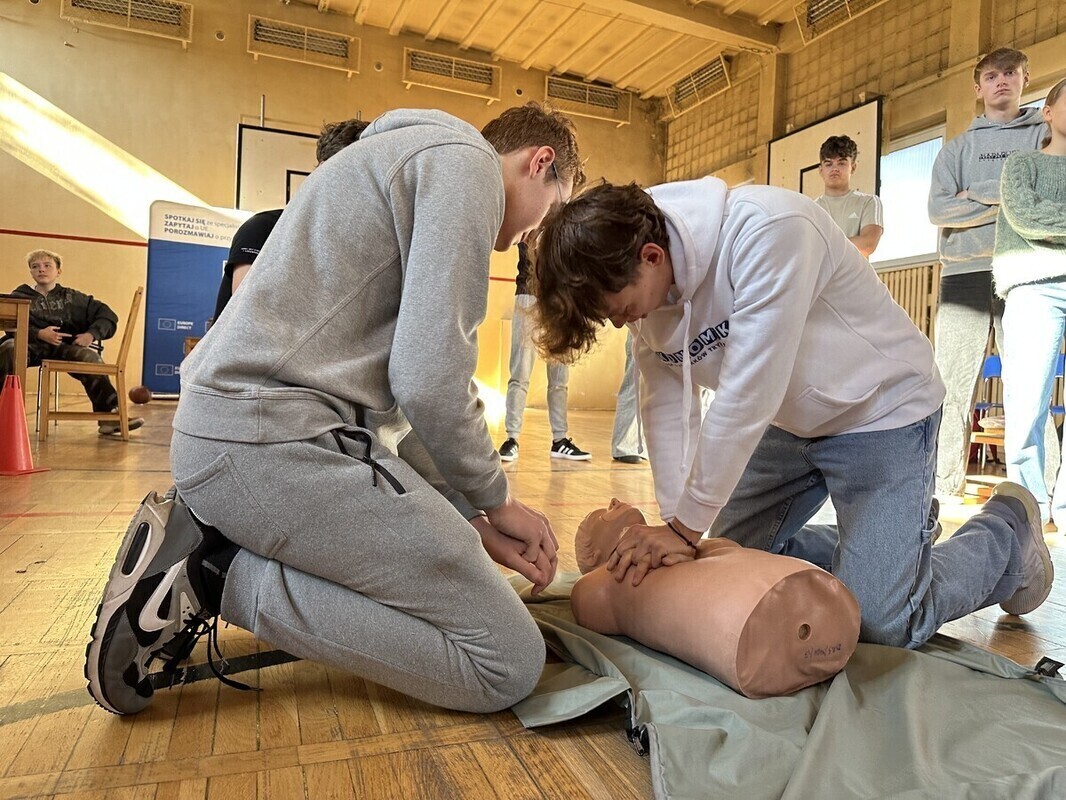 Rekord w jednoczesnym wykonywaniu resuscytacji krążeniowo-oddechowej RKO na fantomach bity w Piotrkowie Trybunalskim