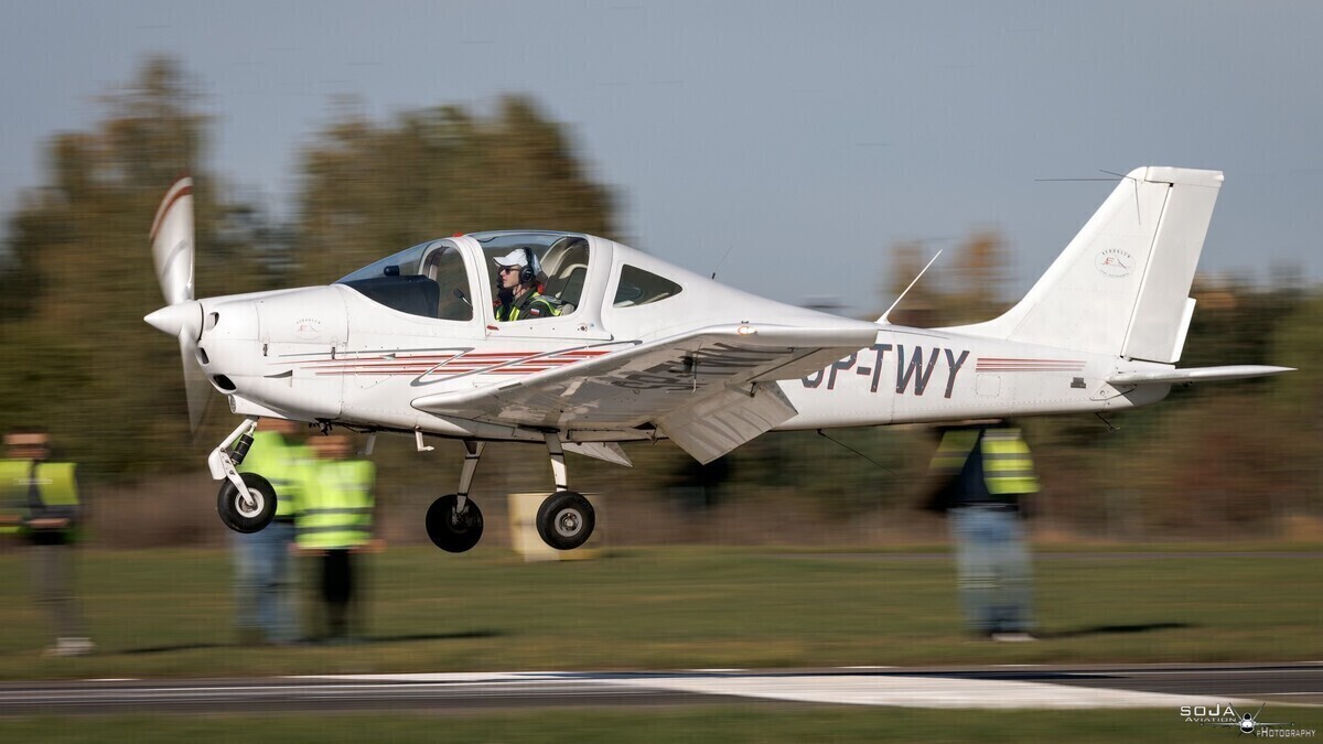 Zawody na celność lądowania na piotrkowskim lotnisku