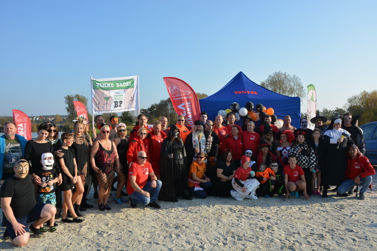 Morsy wracają do chłodnej wody. W tle akcja charytatywna dla Patryka