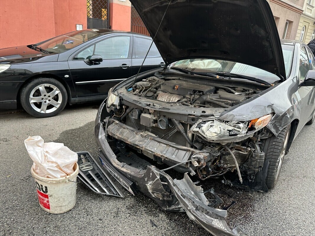 Zderzenie audi z hondą na ulicy Wojska Polskiego. Jedna osoba została ranna