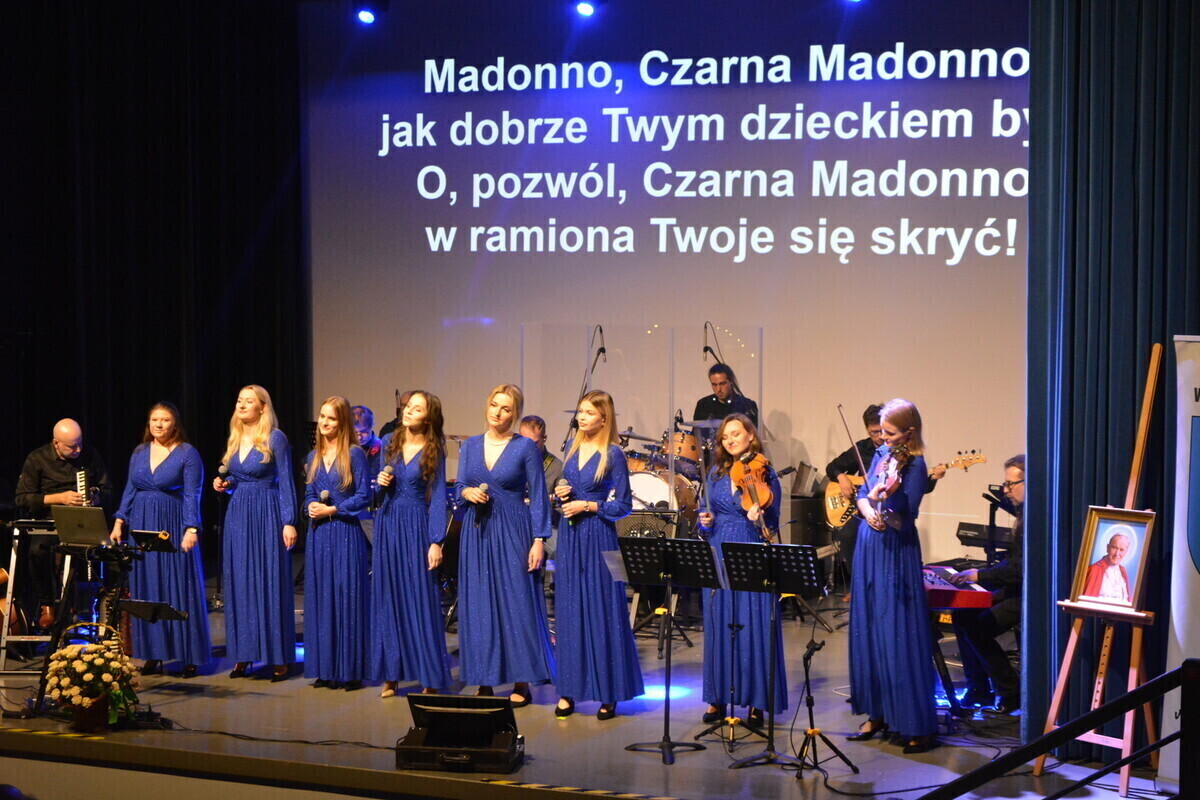 Koncert papieski w Woli Krzysztoporskiej. Zagrał zespół Syjon