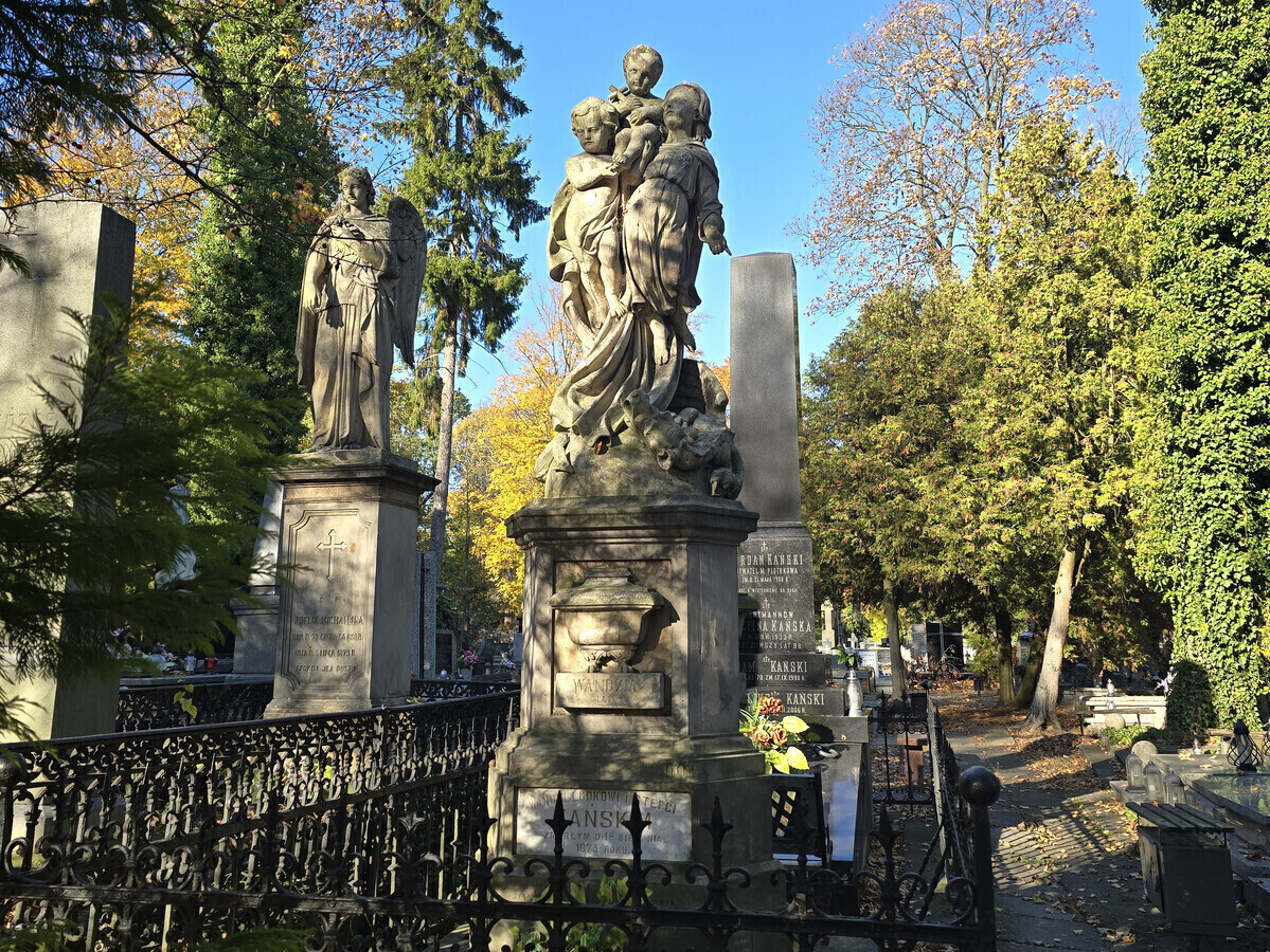 Od 37 lat ratują zabytki na starym cmentarzu w Piotrkowie