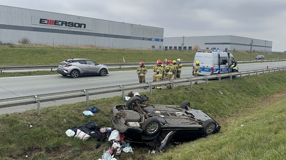 Groźny wypadek na S8 w kierunku Piotrkowa. Dachował Rover