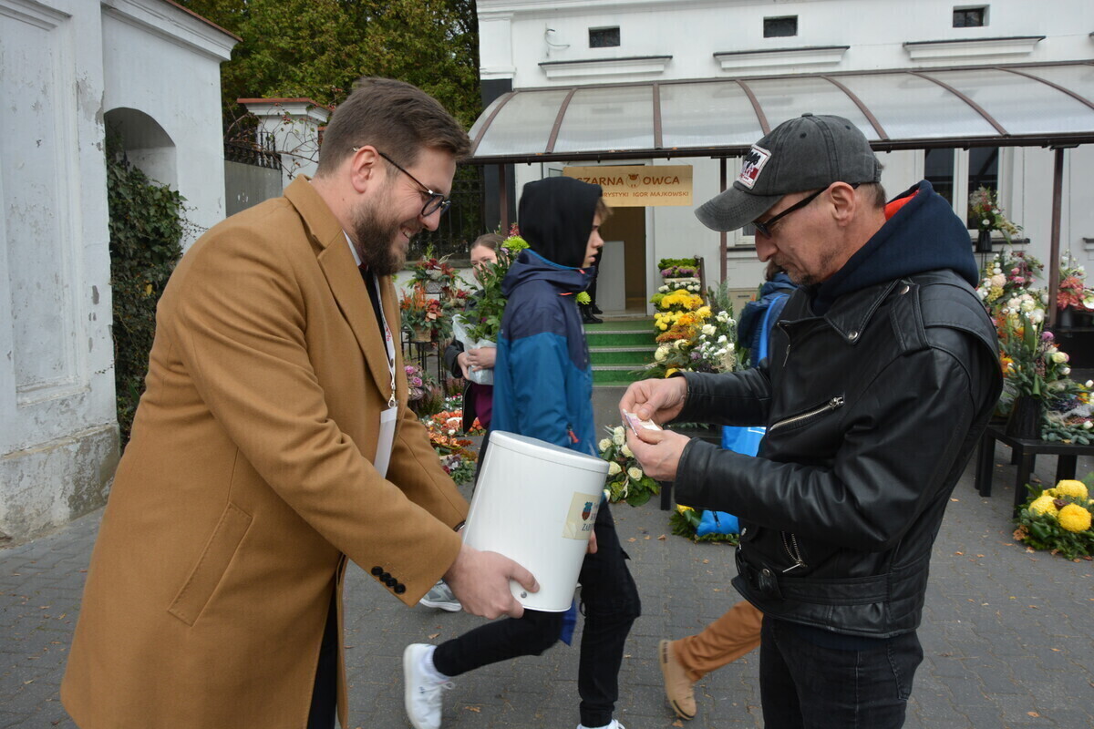 Kwesta na rzecz ratowania zabytkowych nagrobków na piotrkowskim cmentarzu