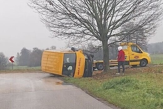 Wypadł z drogi i uderzył w drzewo