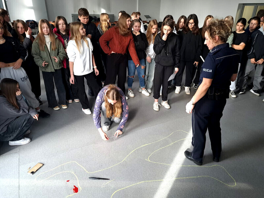 Młodzi z wizytą w Komendzie Miejskiej Policji
