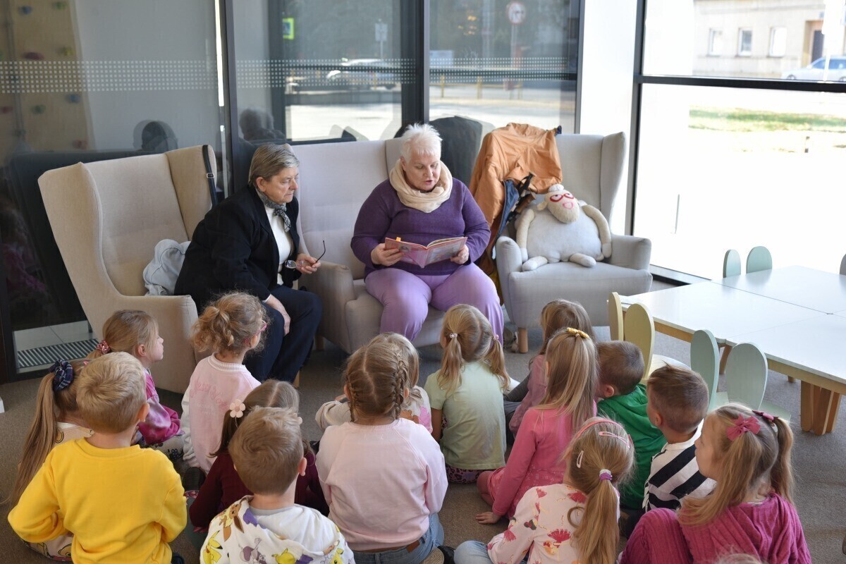 Spotkanie z Babcią książką i wyobraźnią - Dzień Postaci z Bajek w Mediatece