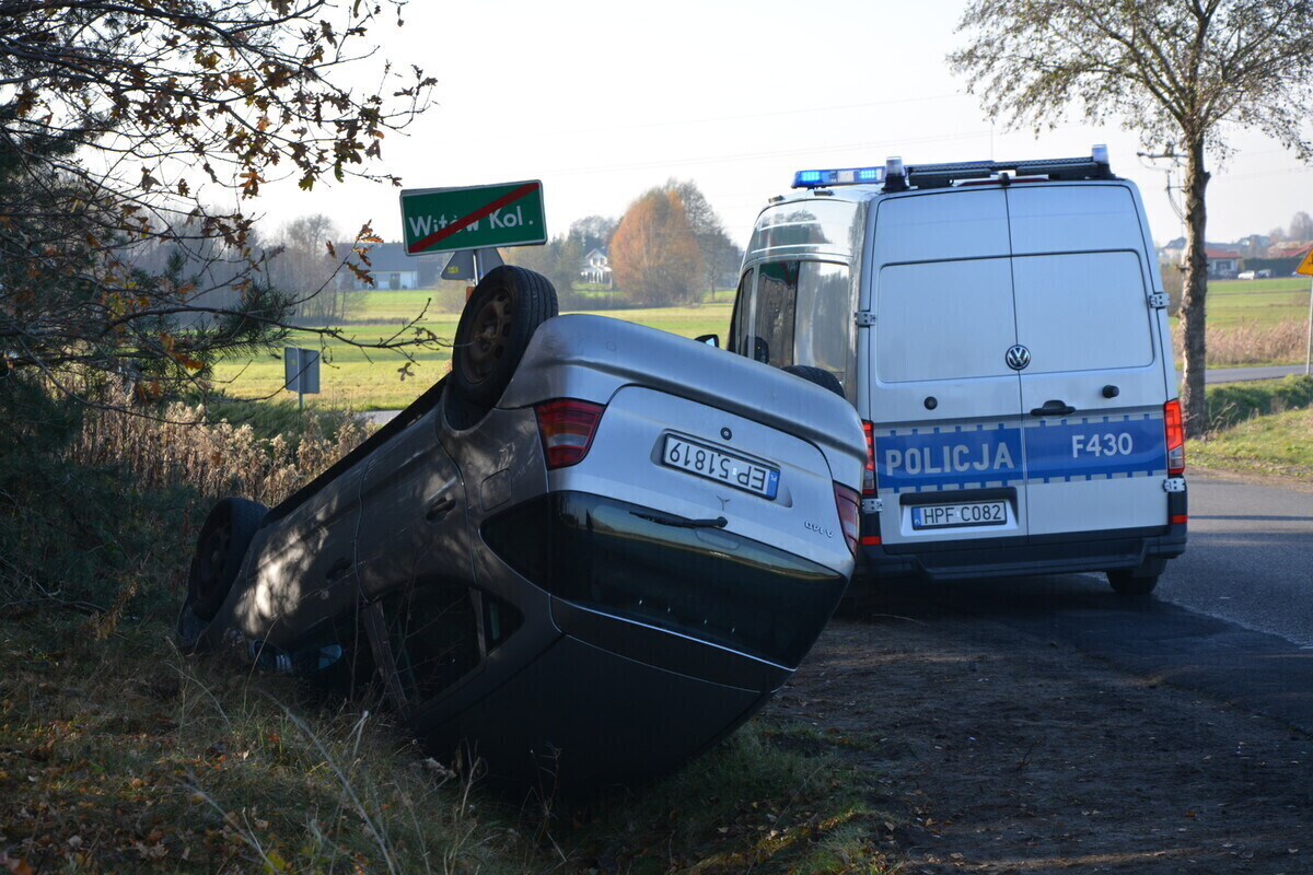 Groźne zdarzenie w Witowie-Koloni kierowca z ponad 2 promilami dachował na łuku drogi