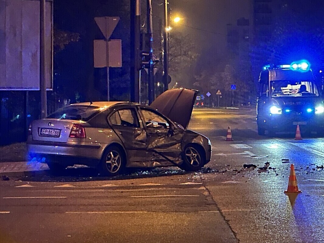 Groźny wypadek na skrzyżowaniu Słowackiego i Concordii. 2 osoby zostały ranne. Droga była zablokowana