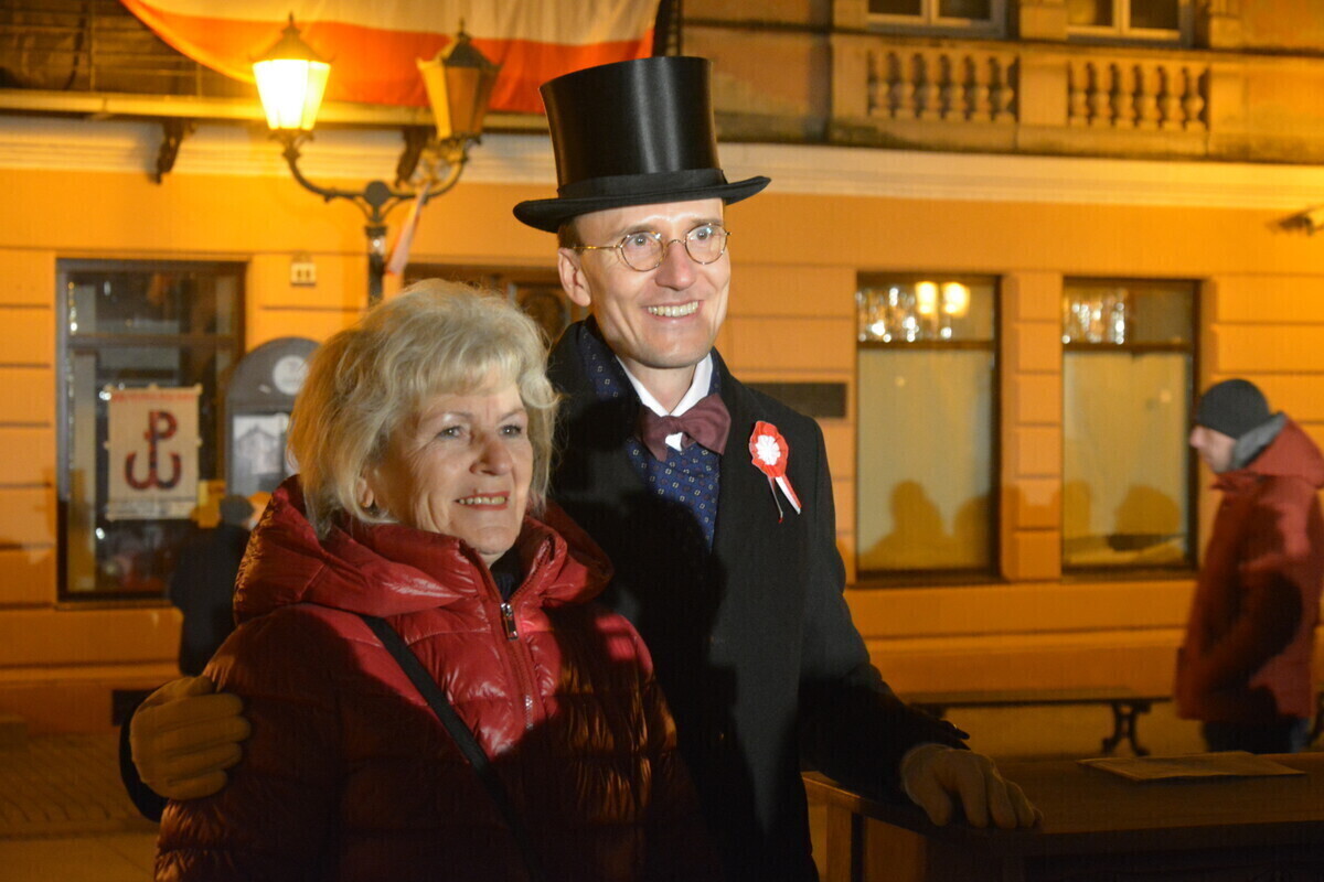 Kataryniarz Jan i DeLorean DMC-12 w Rynku Trybunalskim. Wyjątkowe wydarzenie w sercu piotrkowskiej Starówki