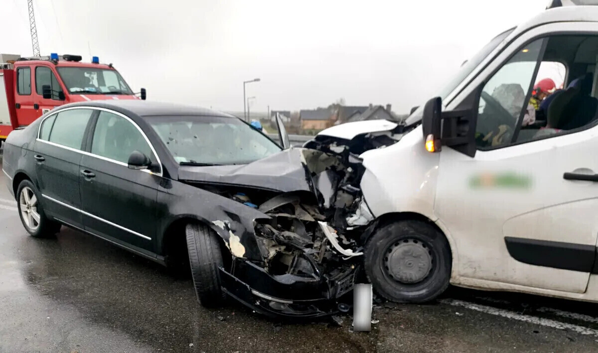 Czołowe zderzenie na wiadukcie w Siomkach