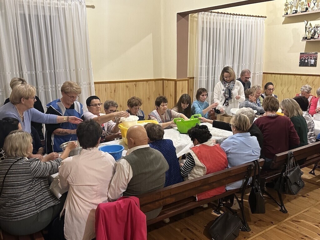 Panie darły pierze w gminie Wolbórz