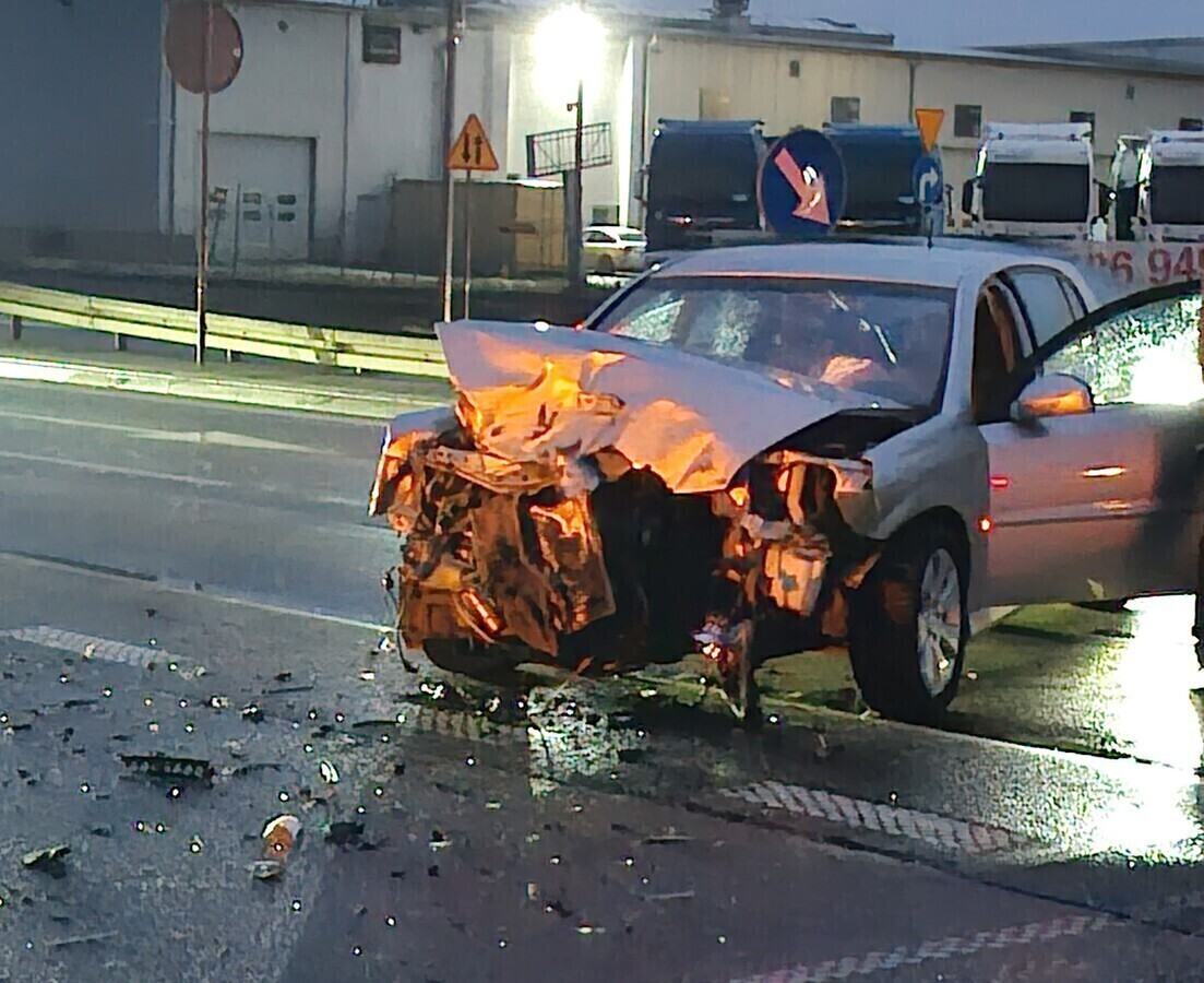 Zderzenie ciężarówki z osobówką w Piotrkowie
