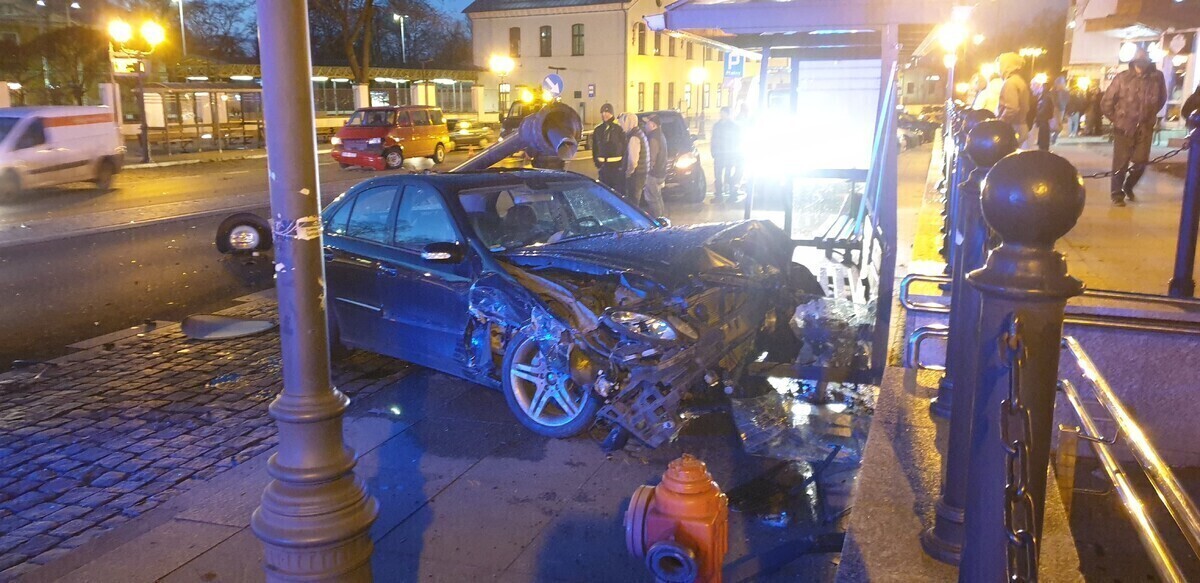 Groźny wypadek przy dworcu PKP w Piotrkowie. Samochód po zderzeniu z volkswagenem wpadł w wiatę autobusową