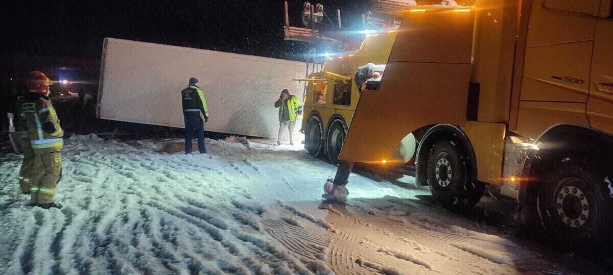 Ślisko na drogach. Jedźcie ostrożnie