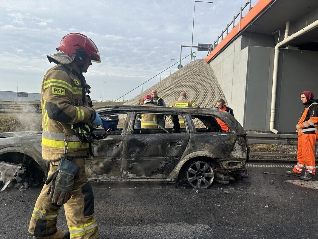Pożar samochodu na A1. Droga była zablokowana w obu kierunkach. Osobowy Opel doszczętnie spłonął