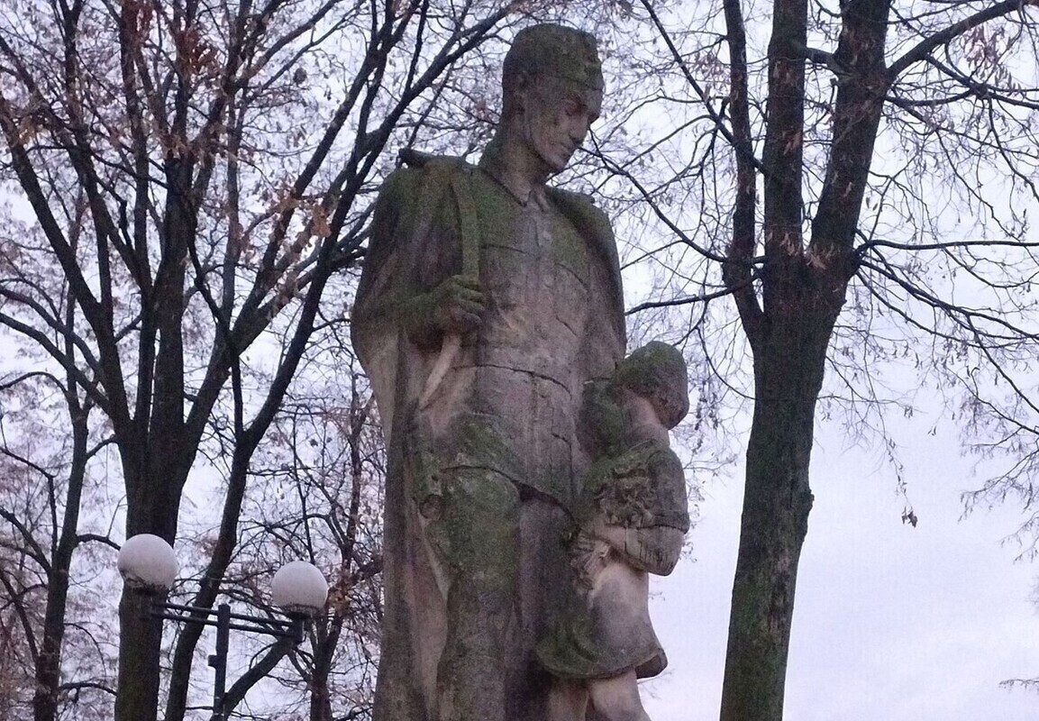 Pomnik na placu Niepodległości w Piotrkowie uznany za komunistyczny