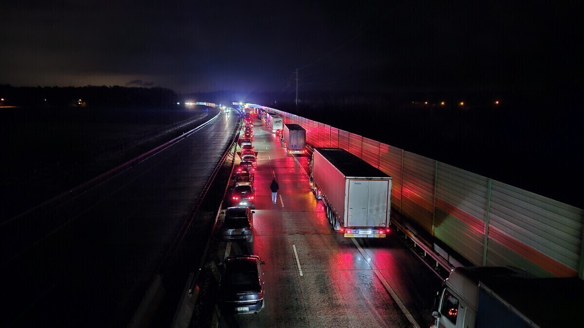 Kolizja dwóch aut na S8