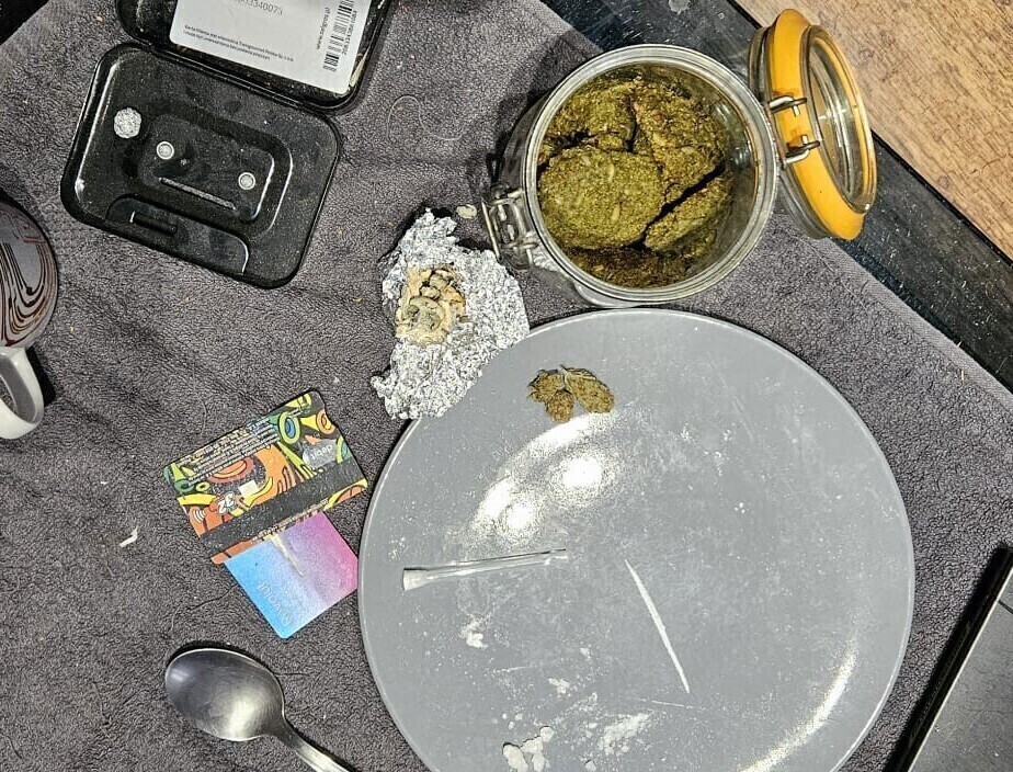 Policjanci zatrzymali mężczyznę. W domu miał ponad 300 gramów narkotyków