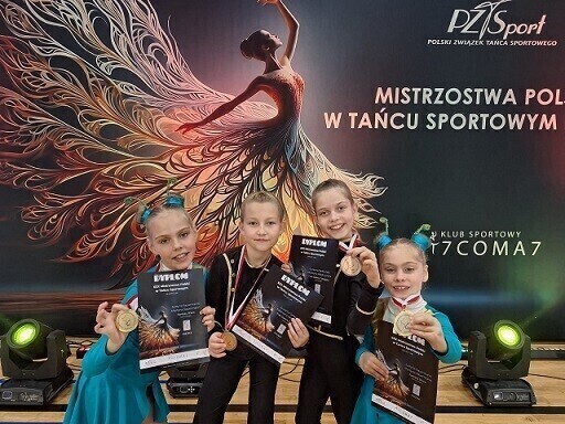 Akademia Tańca Sportowego Jaskółki zdobyła 5 tytułów mistrzów i 10 wicemistrzów Polski w różnych stylach tańca sportowego.