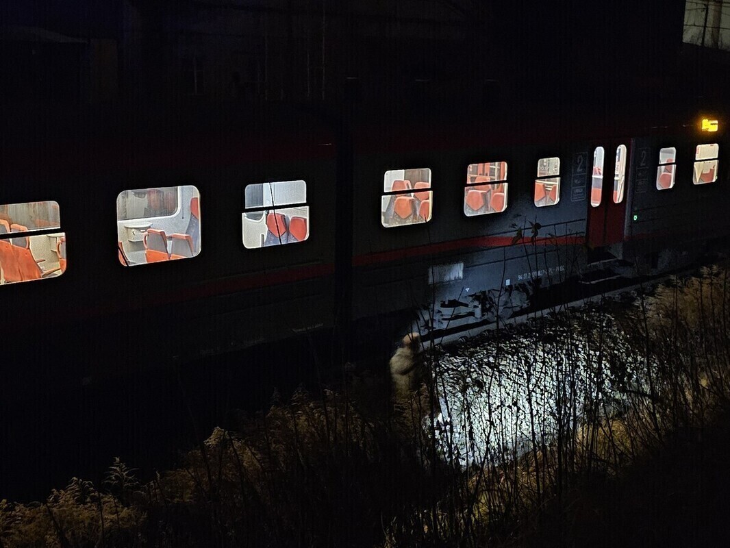 Trzynastolatkę potrącił pociąg. Została zabrana do szpitala