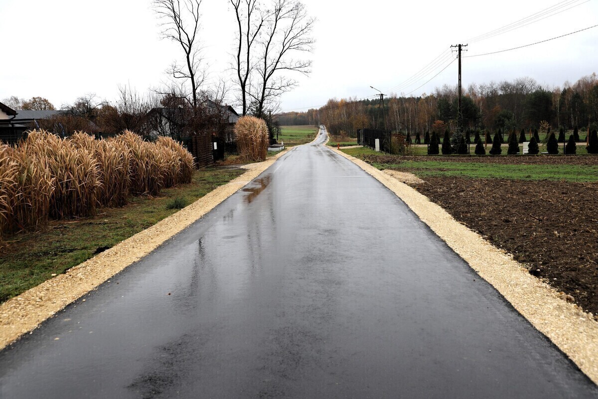 Droga Kacprów Kolonia Bogdanów z nową nawierzchnią