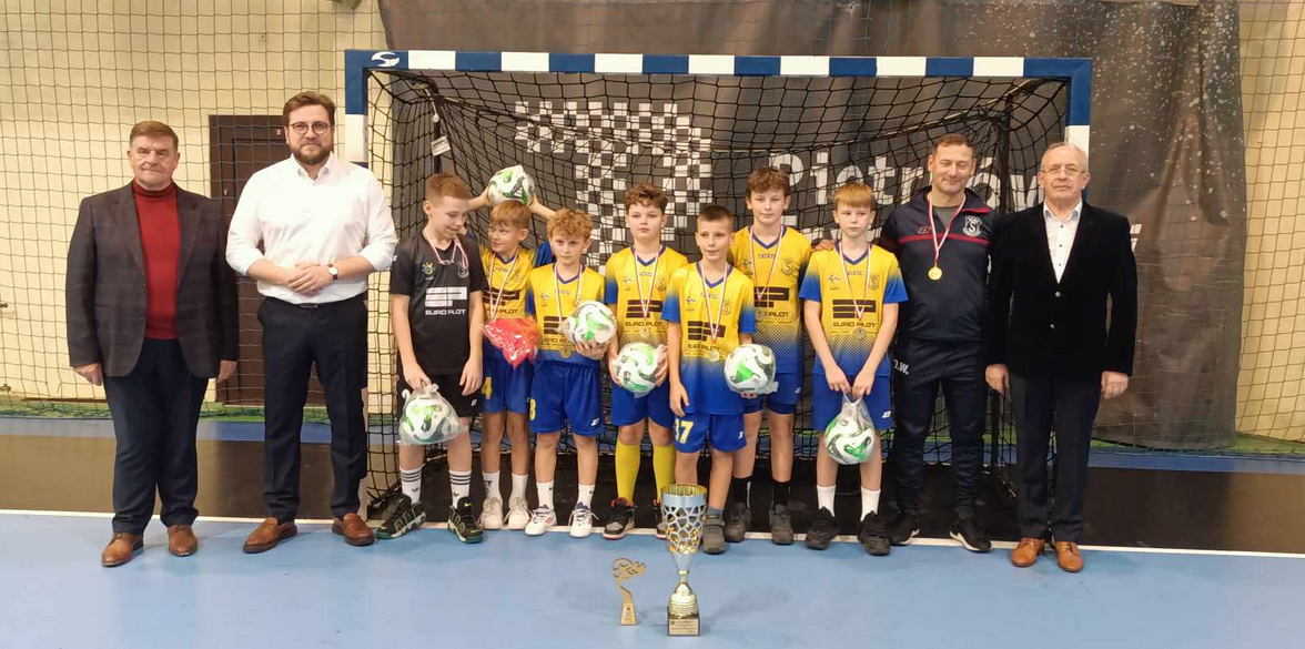 Stal Niewiadów z pucharem prezydenta Piotrkowa