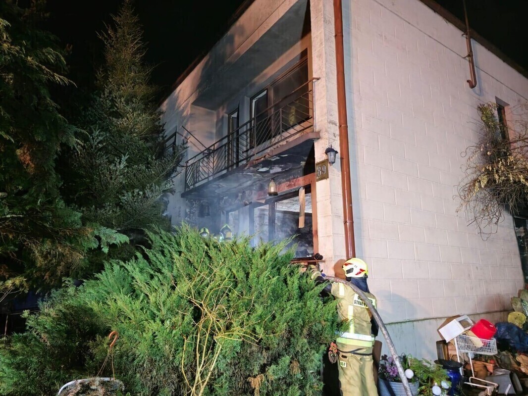 Dwudziestu strażaków gasiło pożar domu. 75-latka przewieziona do szpitala