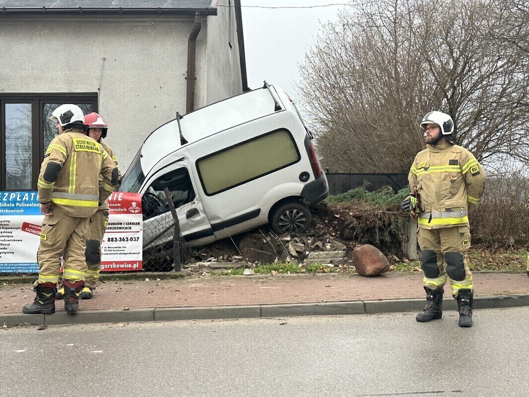 Uderzył w płot w Mierzynie. Był pijany